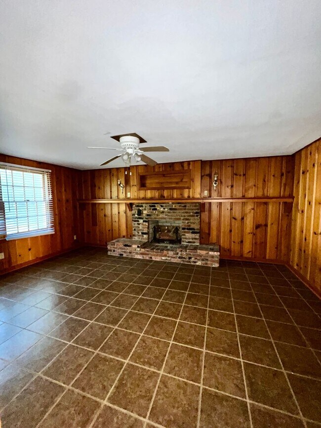 Building Photo - Beautiful 3 BR 2 BA Single-Family Home Wit...