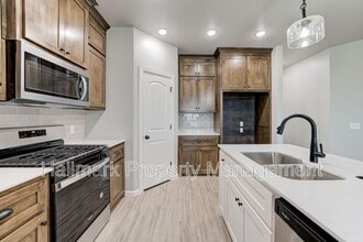 Building Photo - 560 Hackberry Ln