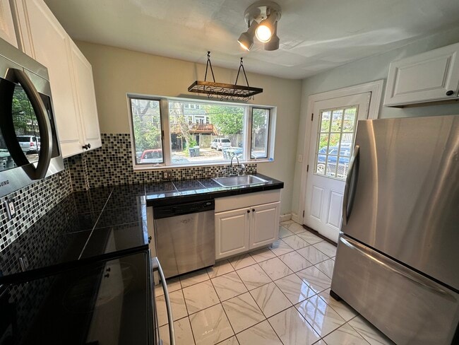 Kitchen - 2250 Cathedral Ave NW