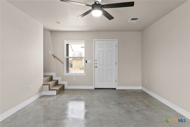 Foto del edificio - 803 Meadow Cir