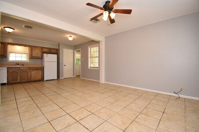 Foto del edificio - Centrally Located 3 Bedroom Home!