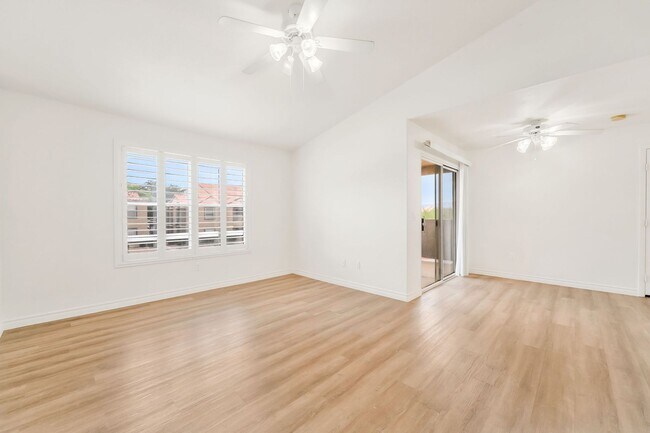 Building Photo - Move-in Ready 2-Bed Condo!