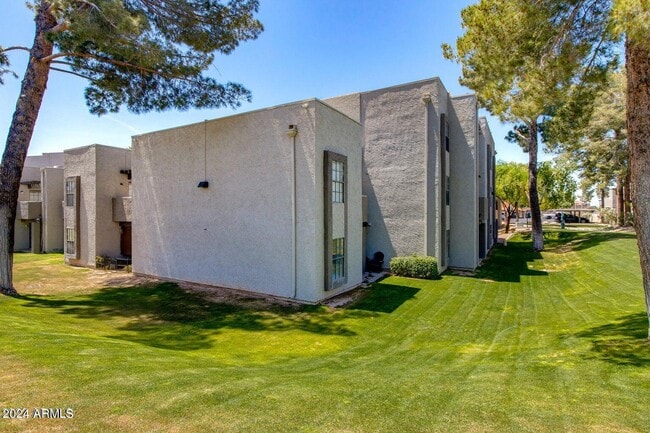 Building Photo - 8020 E Thomas Rd