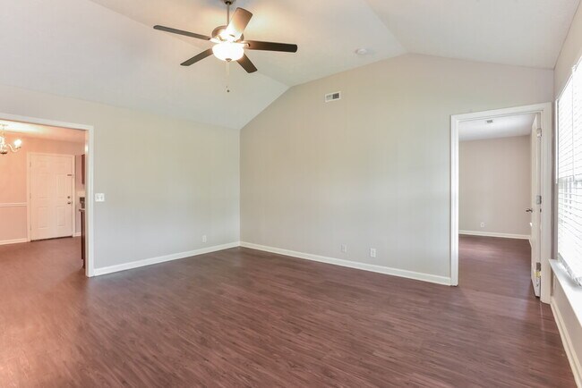 Foto del edificio - 956 Tom Hailey Blvd