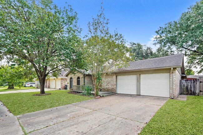 Building Photo - 13755 Drakewood Dr
