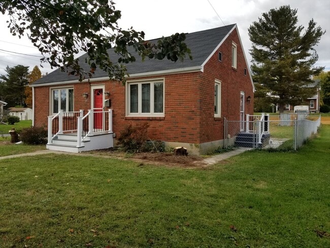 Building Photo - House East of Waynesboro