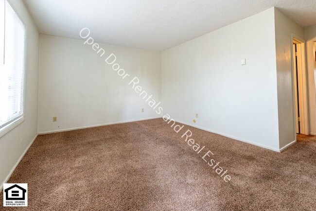 Building Photo - 922-924-926-928 East Avenue