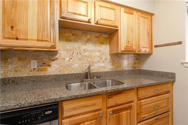 Building Photo - 6903 Deatonhill Dr