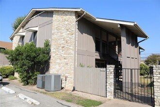 Building Photo - 8619 Putnam Dr