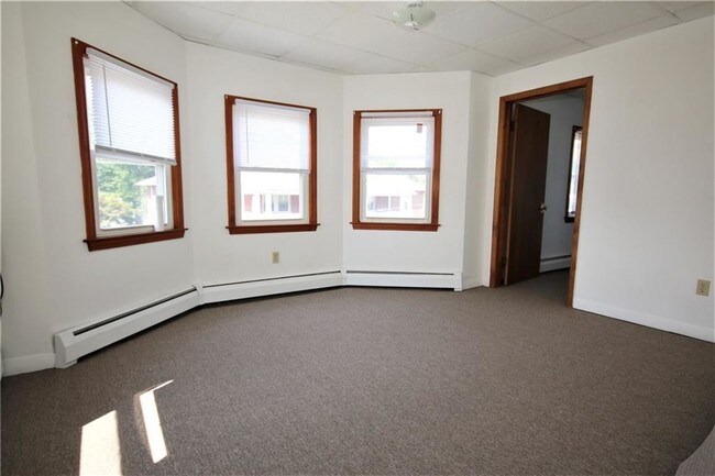 Foto del edificio - 13 Dickinson Ave