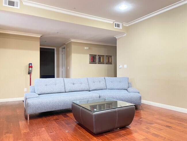 living room - 625 S Berendo St