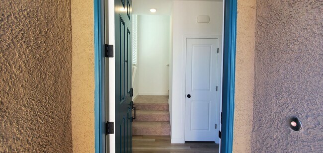 Foto del edificio - Beautifully designed modern townhome with attached garage.