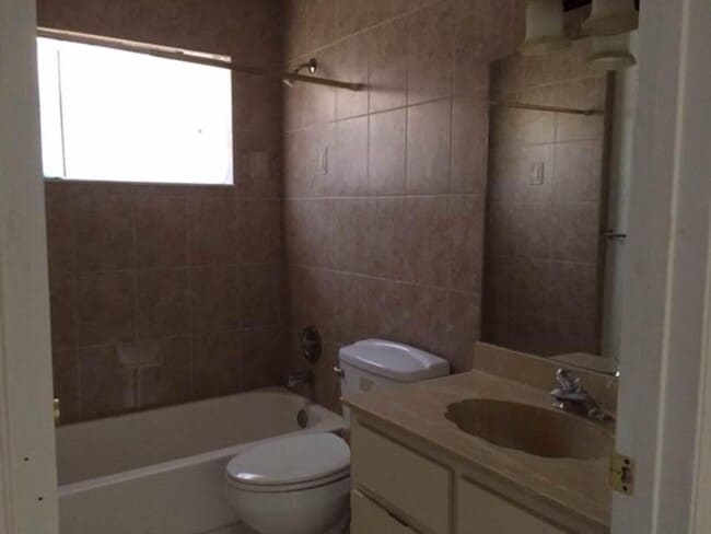 Foto del edificio - 4328 Woodstock Dr