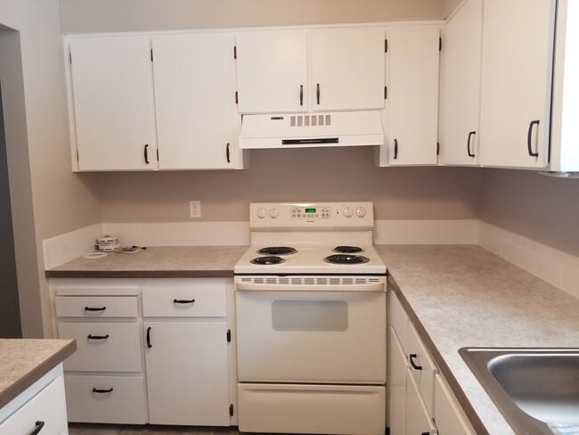 Kitchen - 1639 E Stiner Ave