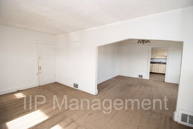 Building Photo - Shaker Heights Charm! 2BR 1BA Up Unit with...