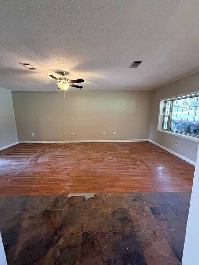Foto del edificio - 3 BEDROOM 2 BATH HOUSE CENTRAL HEAT & AIR, UTILITIES ARE EGW, FENCED YARD, 2 CAR CARPORT, W/D HOO...