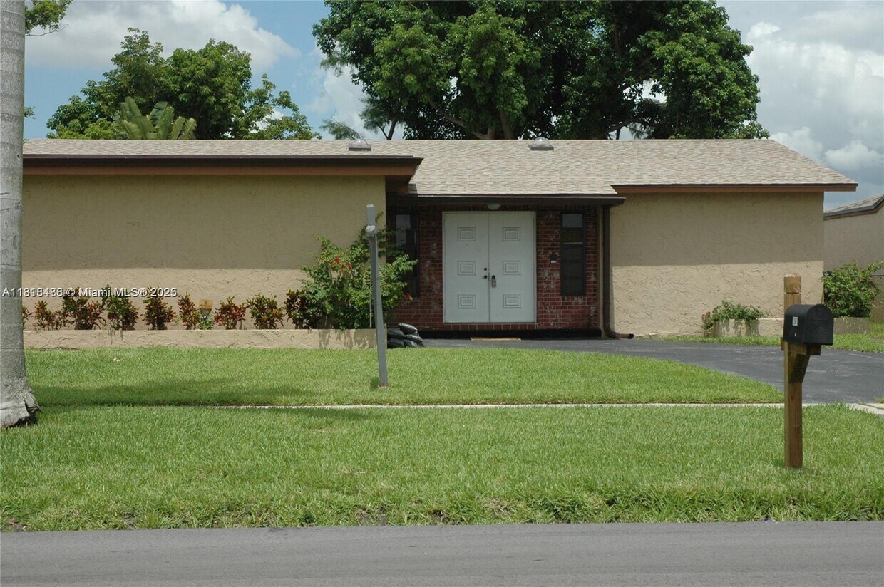 Foto principal - 3941 NW 115th Terrace