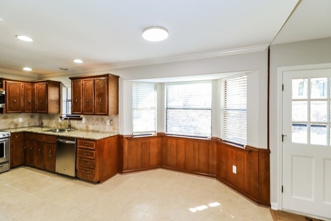 Building Photo - Great 3 Bedroom Brick Home