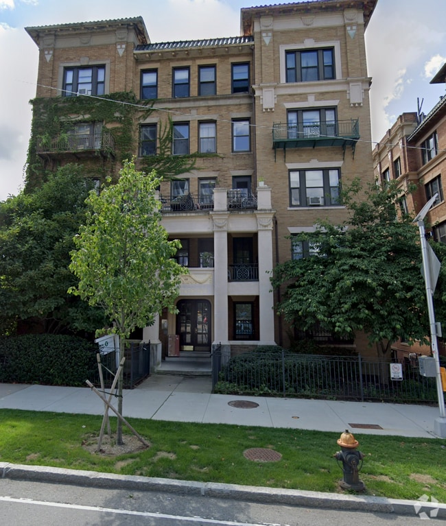 Building Photo - 448 Park Dr
