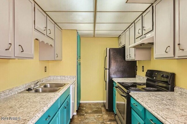 Foto del edificio - 6015 GOLDEN Ln