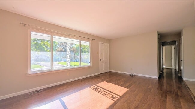 Foto del edificio - 3356 Clemens Dr