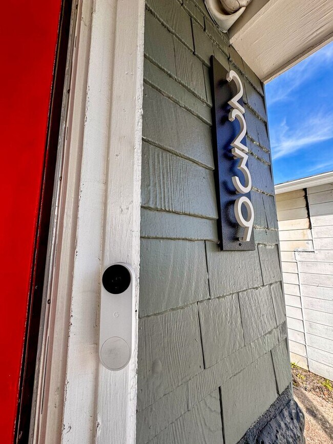 Foto del edificio - REMODELED HUGE BRIGHT 2400sf 4BR/3.5BA Havenscourt Split Level Home w Cottage AVAIL NOW