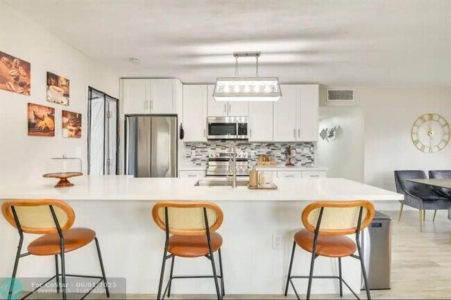 Foto del edificio - 6599 Roosevelt St