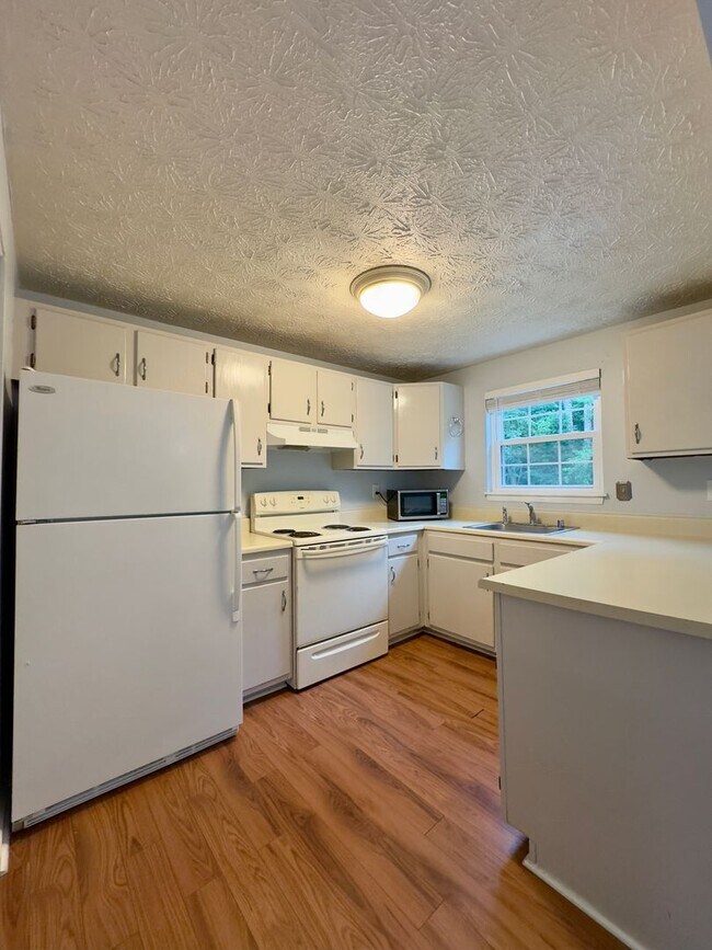 Foto del edificio - A Spacious 3-Bedroom / 2-Bathroom Apartmen...