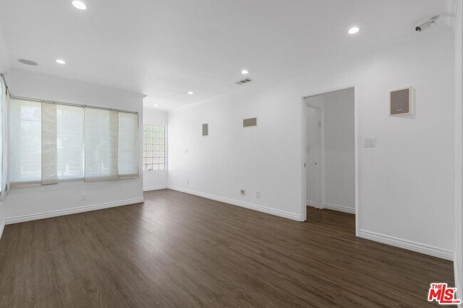 Foto del edificio - 18102 Valley Vista Blvd