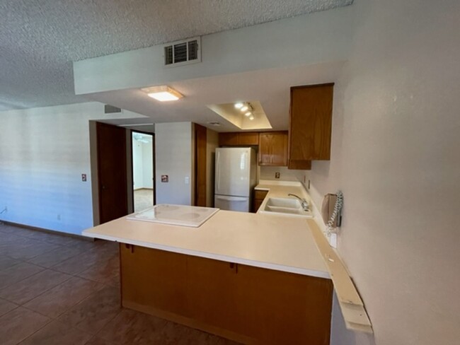 Building Photo - 1 bed, 1 bath upstairs unit for rent