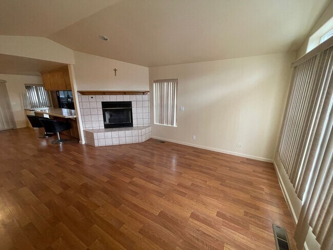 Foto del edificio - Magalia 3 bedroom 2 bath home, attached garage, low maintenance yard, california room