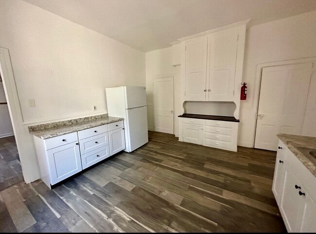 Photo - 930 W Main St Apartment