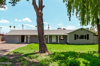 Building Photo - 2139 W Vista Ave