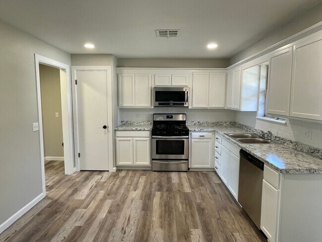 Building Photo - Renovated 3 Bed 1 Bath!!
