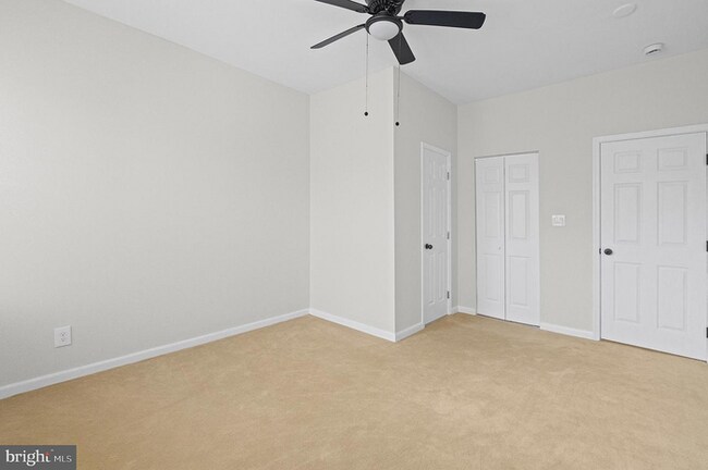Building Photo - 4 Bedrooms 3 Bathrooms