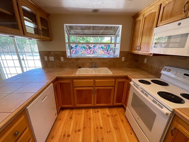 Foto del edificio - Single Story Southside Home Close to Vande...