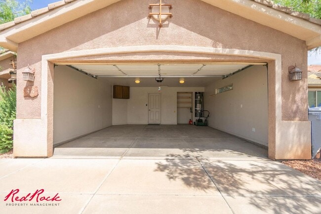 Building Photo - Partially Furnished 3 Bedroom Home with Co...