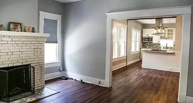 Living room - 515 W Agarita Ave