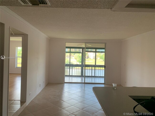 Building Photo - 3740 Inverrary Dr