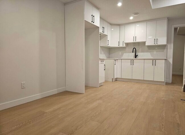 Photo du bâtiment - 15315-15395 95 Ave NW