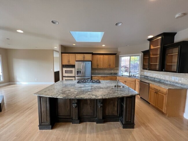 Foto del edificio - SPACIOUS & STYLISH CUSTOM HOME- 4 BEDROOMS...