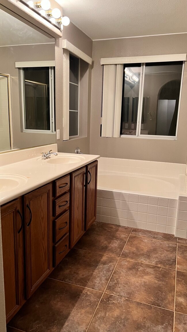Masters Bath - 973 Trinity Pond Cir