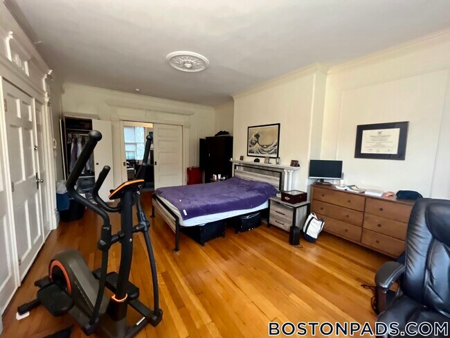 Building Photo - 917 Beacon St