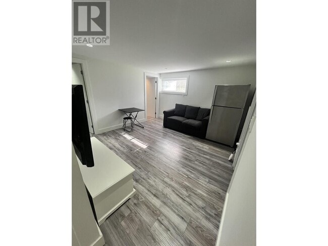 Building Photo - 352 Laurentian Crescent