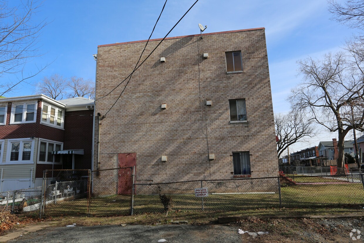 Building Photo - 520 Franklin St NE