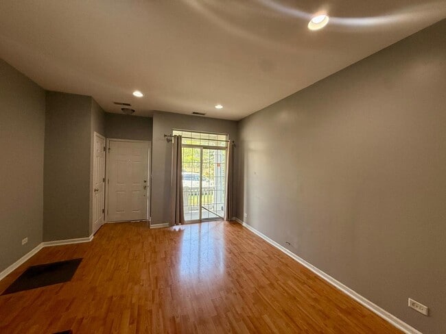Foto del edificio - 2540 Hillsboro Blvd
