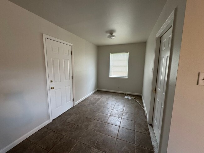 Foto del edificio - 6710 Fairwood Rd