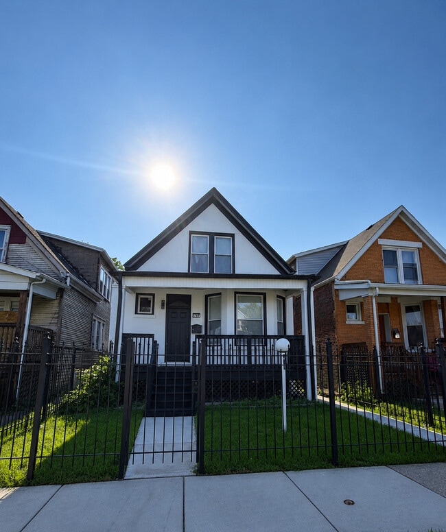 Building Photo - 6607 S Oakley Ave