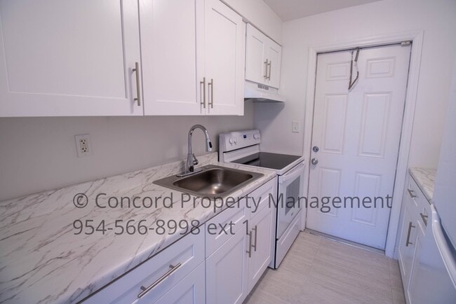 Building Photo - Charming Remodeled 1/1 in Poinciana Park