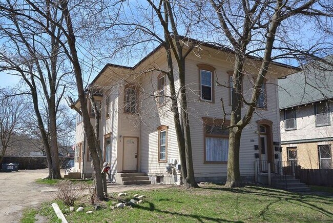 Foto del edificio - Spacious 1bed/1bath on main floor of with ...